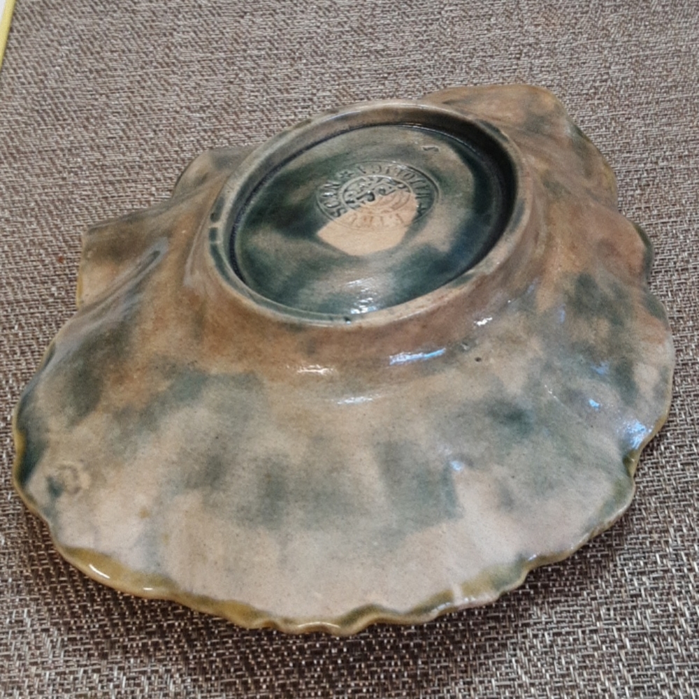 Majolica 9" Leaf Shaped Dish - Picture 4 of 4